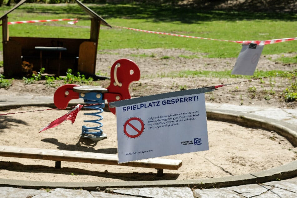 Absperrbänder und ein Schild "Spielplatz gesperrt" sind an einem Spielplatz in Charlottenburg angebracht. (Archivbild)