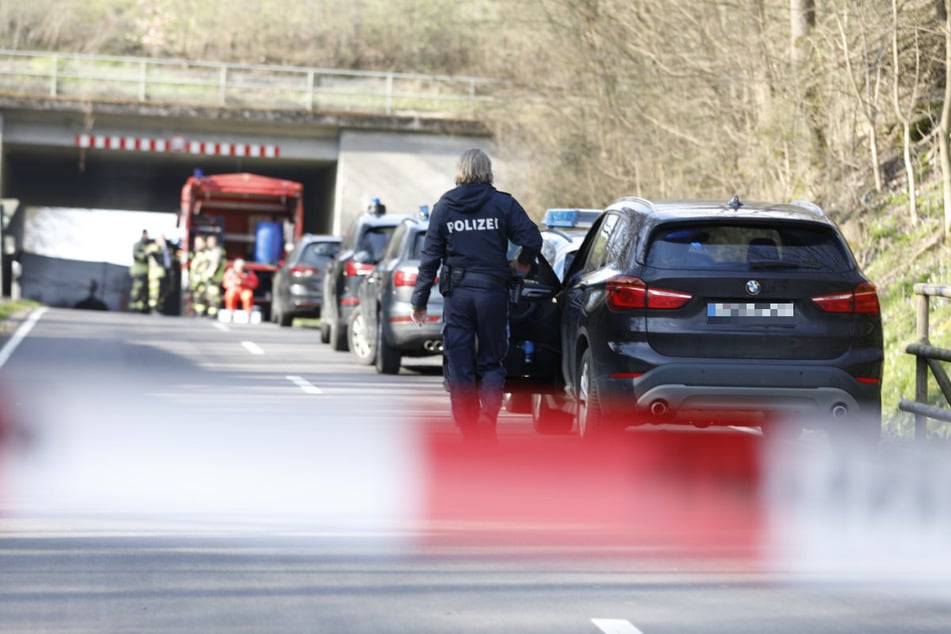 Hochmotorisierter BMW Zerschellt An Brücke, Fahrer Stirbt Im Brennenden ...