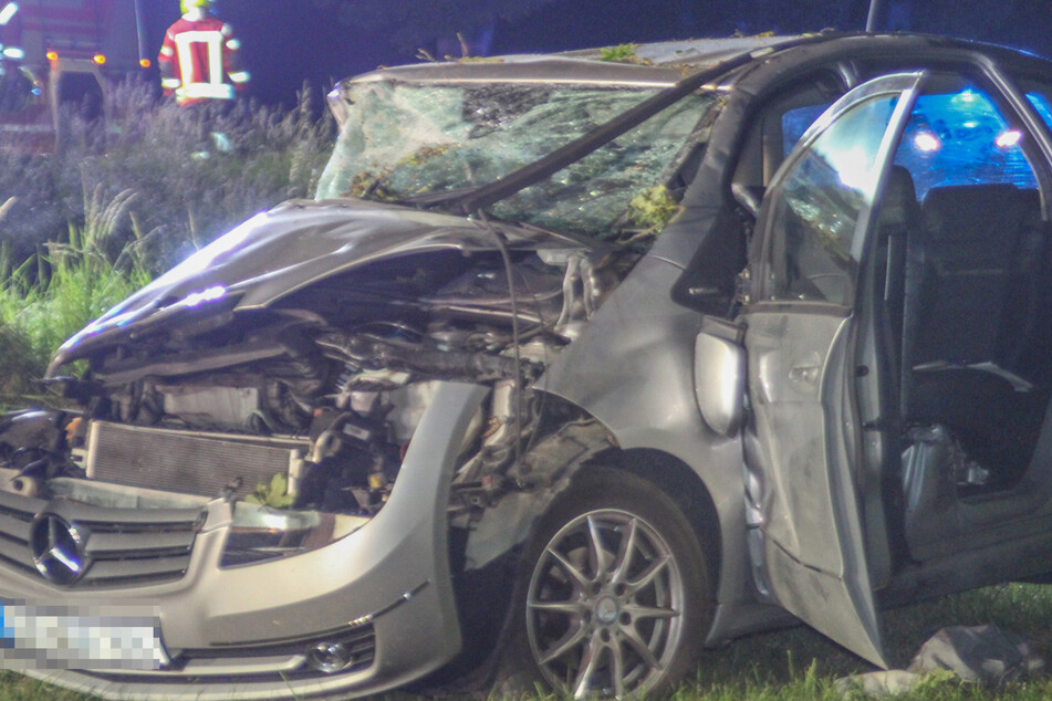 Die Unfallstelle bei Stimpfach: Der Wagen ist nur noch Schrott.