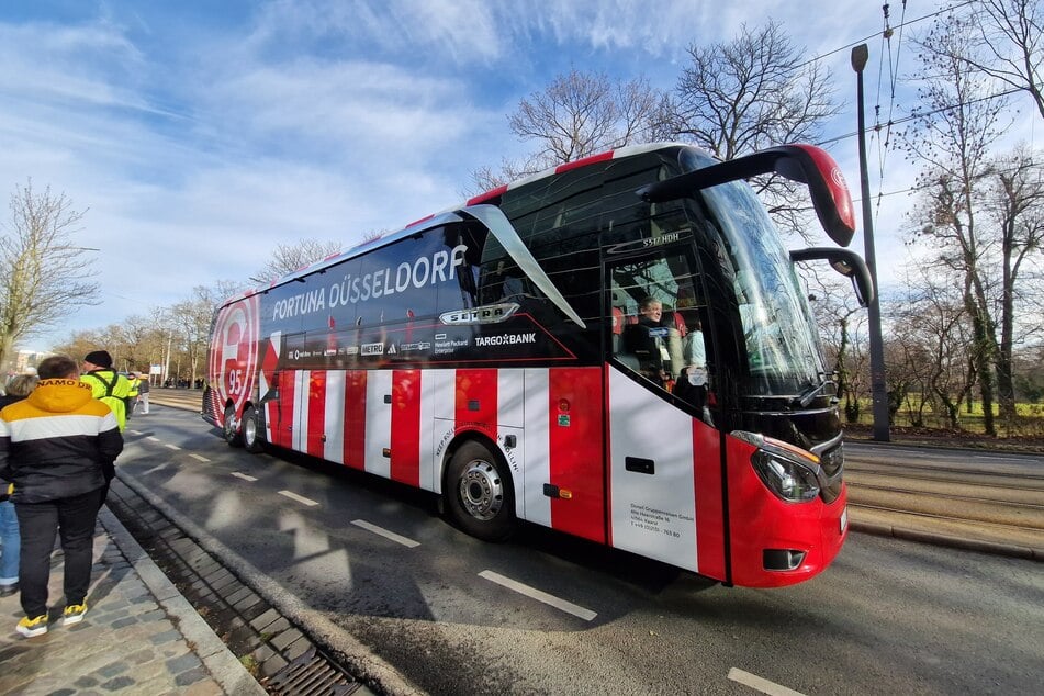 Der Gästebus aus Düsseldorf rollt auf das Stadion zu.