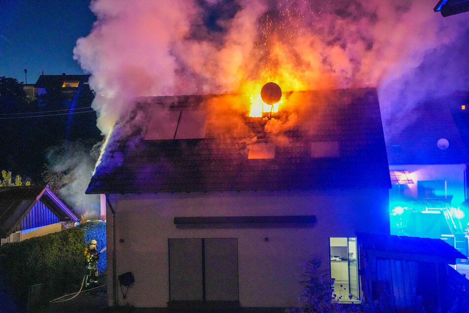 Flammen aus dem Obergeschoss: Frau erleidet schwere Verbrennungen