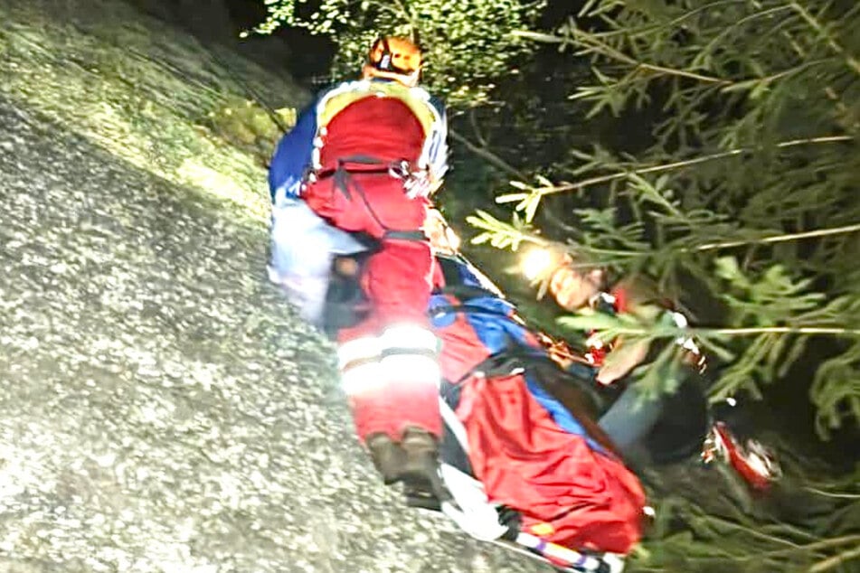 Die Retter staunten, dass der Mann (20) nach dem Sturz noch ansprechbar war.