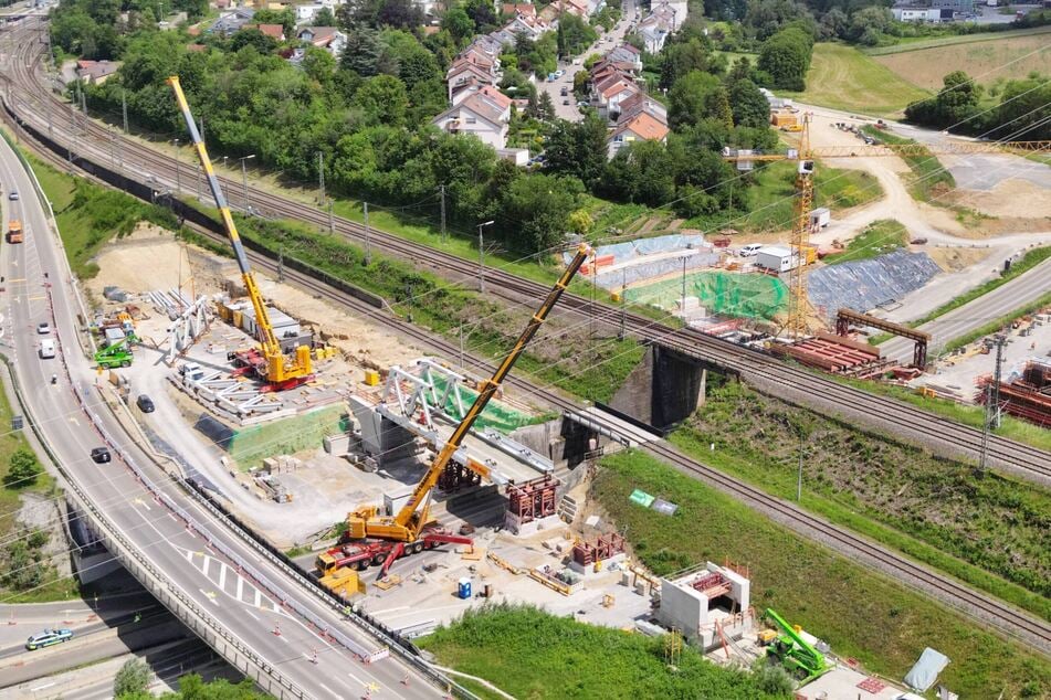 Der Kran war bei den Bauarbeiten einer Stromleitung zu nah gekommen.