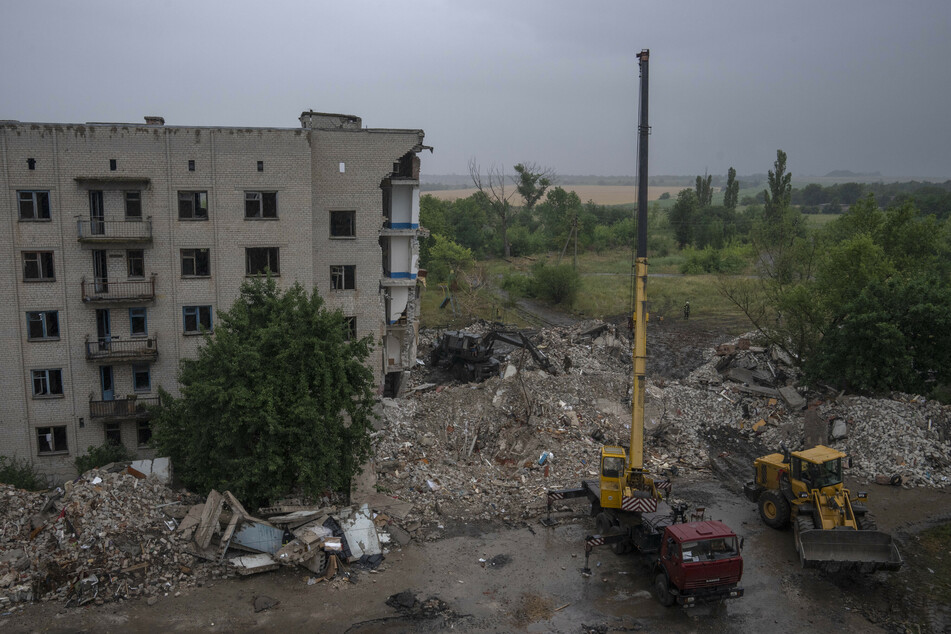 Bei einem russischen Raketenangriff auf ein Wohnhaus in Tschassiw Jar wurden mindestens 45 Menschen getötet.