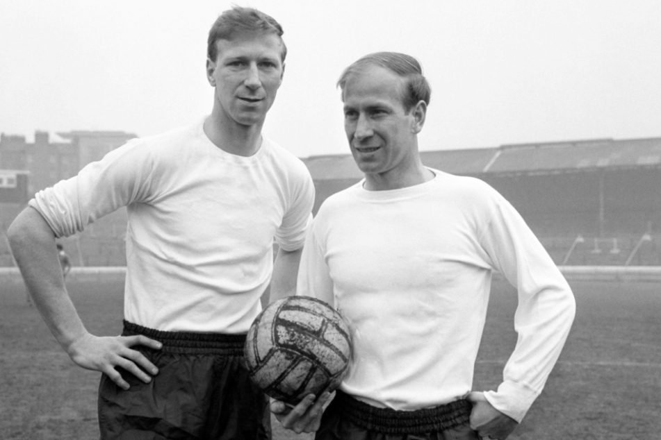 Die Brüder Jack Charlton (l.) und Bobby in der Blüte ihrer Jahre am 18. Oktober 1965 vor dem Länderspiel England gegen Österreich.