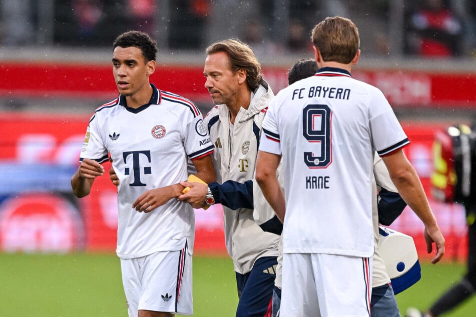 Innerhalb von drei Tagen ist Bayern-Star Jamal Musiala (23, l.) zweimal auf dem Feld zusammengebrachten. Das schockte die Fans, nicht aber so sehr die Mitspieler.