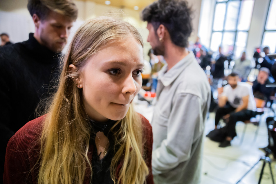 Bei der heutigen Pressekonferenz in Berlin-Moabit sprach die Klimaaktivistin Aimee van Baalen (23).