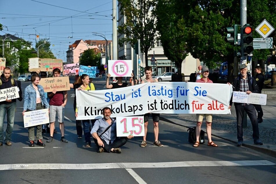 Für sieben Minuten blockierten die Klimaaktivisten die Zufahrt zur Kreuzung am Albertplatz.
