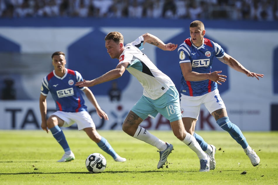 Jan Mejdr (r.) steht seit Sommer 2024 bei Hansa Rostock unter Vertrag. Sein Arbeitspapier läuft jedoch in diesem Sommer aus.