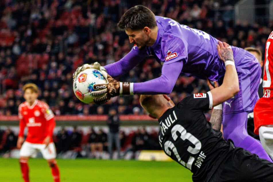 Louis Oppie (23, unten) wurde von Torhüter Nikola Vasilj (30) abgeräumt.