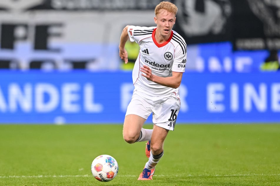 Diese Nachricht ist so kurz vor der WM ein harter Schlag: Hugo Larsson (21) von Eintracht Frankfurt wird die Endrunde verpassen.