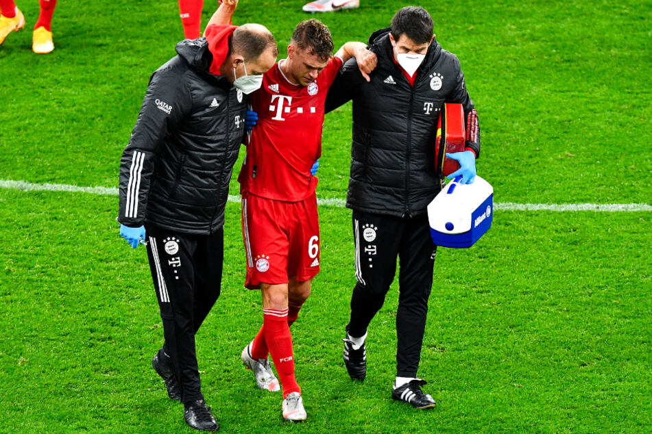"Mentalitätsmonster" Joshua Kimmich (M.) verletzte sich bei einer Rettungsaktion, konnte nicht weitermachen und musste schon nach 36 Minuten ausgewechselt werden.