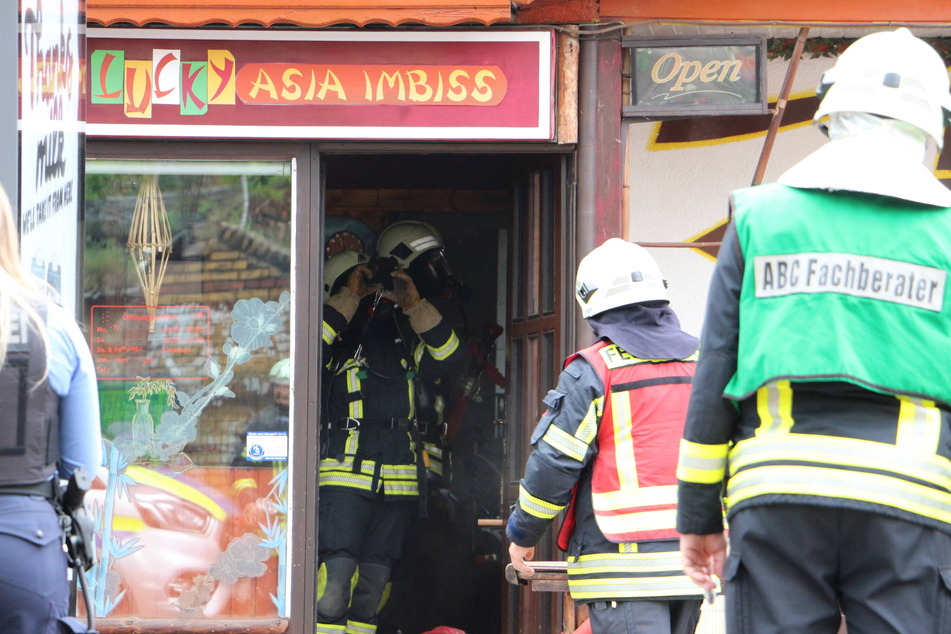 Kameraden der Leipziger Feuerwehr untersuchten das Gebäude.