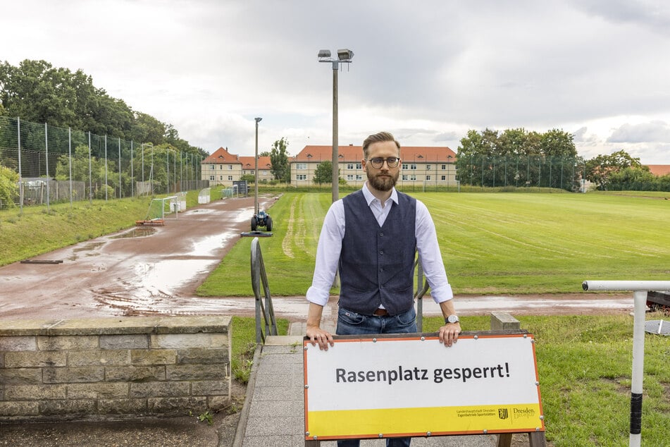 FDP-Stadtbezirkspolitiker Dominik Zoch (31) fordert bessere Bedingungen für den Sportplatz in Leutewitz.