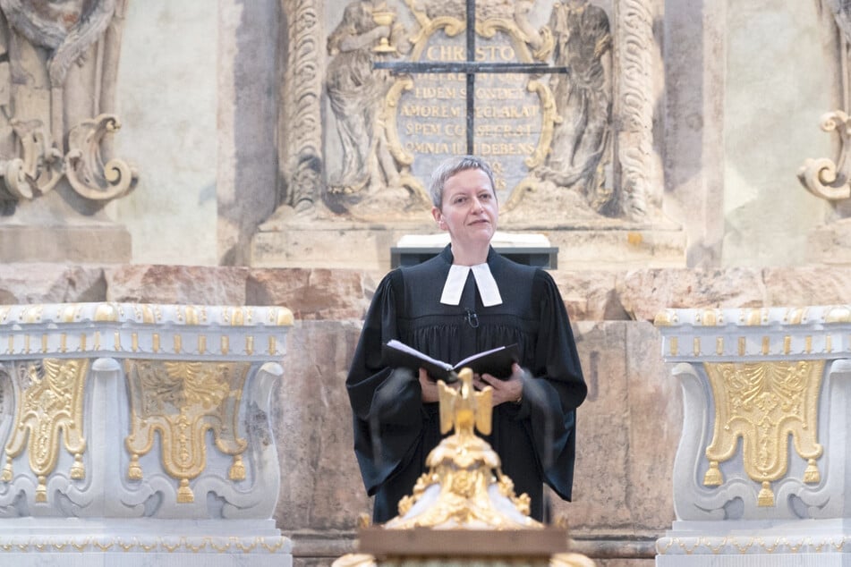 Frauenkirchenpfarrerin Angelika Behnke (52) bittet am Silvester-Abend zum Gottesdienst.