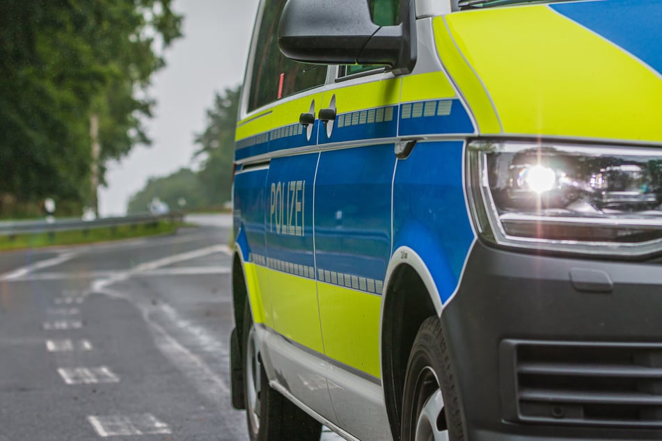 Irrsinn auf der A4 in Sachsen: Ein Autofahrer (36) schlief auf dem Standstreifen seinen Rausch aus. Die Polizei rückte an. (Symbolbild)