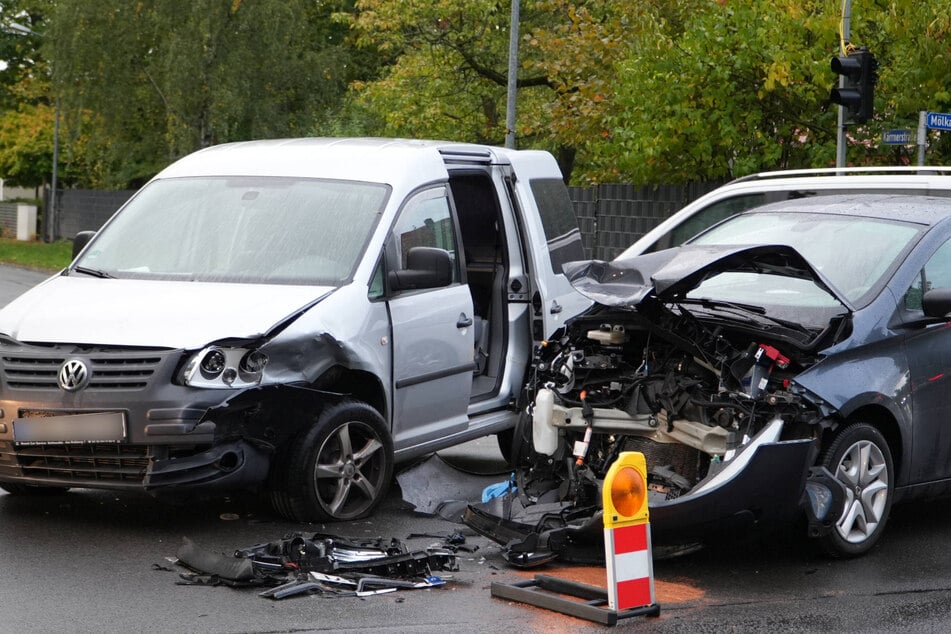 Zwei Autos krachten auf der Kreuzung ineinander.