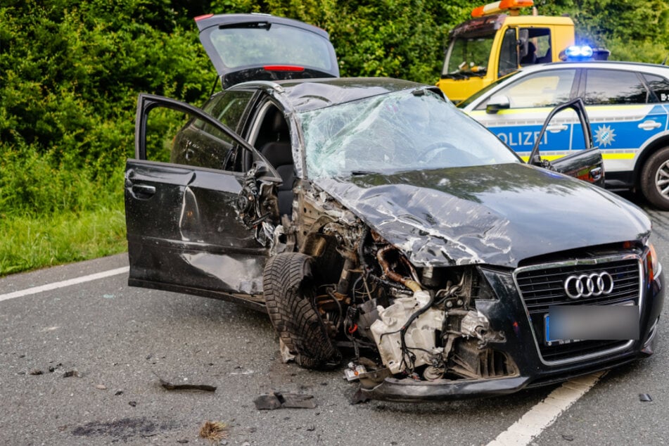 Massencrash auf B8: Zehn Menschen teils schwer verletzt