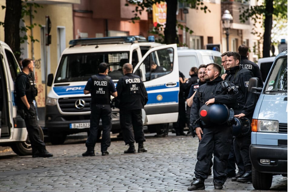 Bei der Räumung der Kiez-Kneipe "Syndikat" wurde am 7. August 2020 ein Polizist schwer verletzt. Die Polizei sucht nach Zeugen für die Tat.