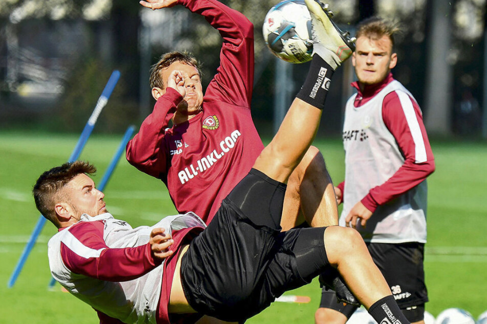 Aus Zeiten, als noch im Großen Garten trainiert werden konnte: Niklas Kreuzer (v.) setzt vor Chris Löwe zum Fallrückzieher an. So spektakulär will Dynamo auch die Saison beenden.