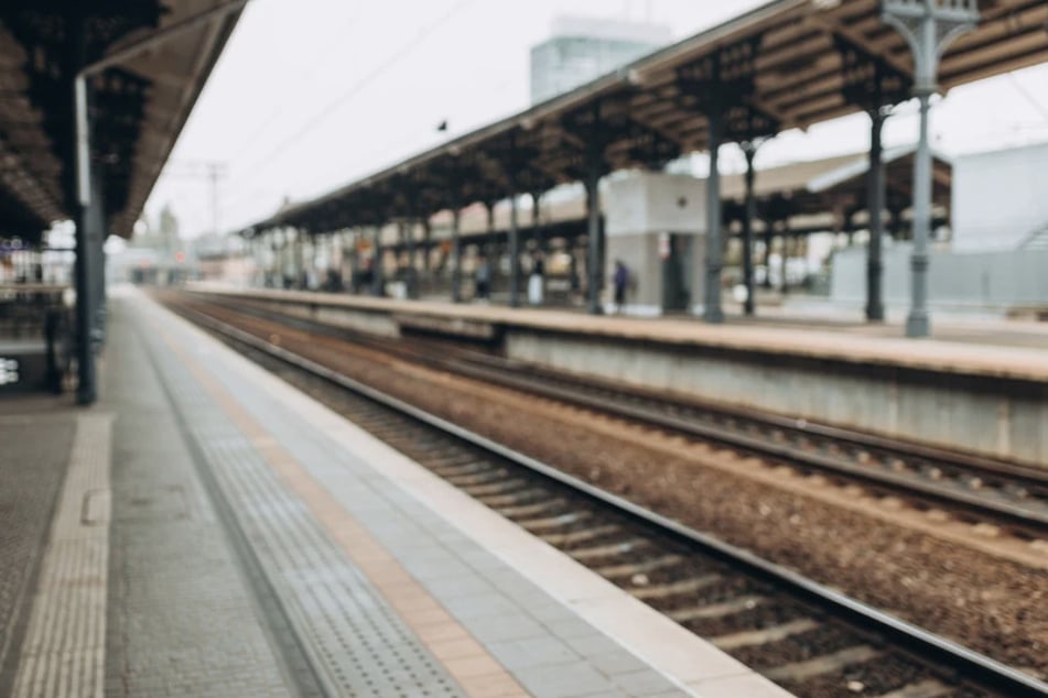 Der Mann (54) hatte an ein Wartehäuschen auf dem Bahnhof gepinkelt. (Symbolfoto)