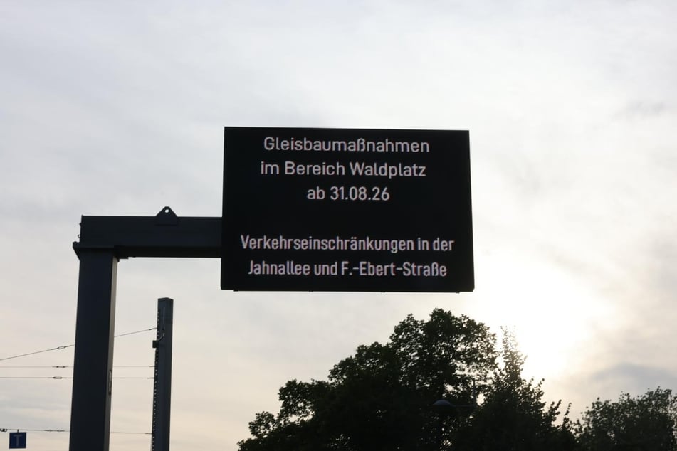 Schilder weisen bereits darauf hin, dass es ab Montag zu Einschränkungen am Waldplatz kommt.