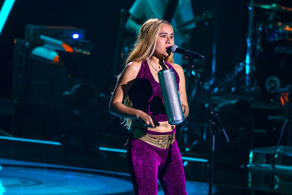 Isabel (39) hat ein ganz besonderes Instrument mit zur Blind Audition gebracht.