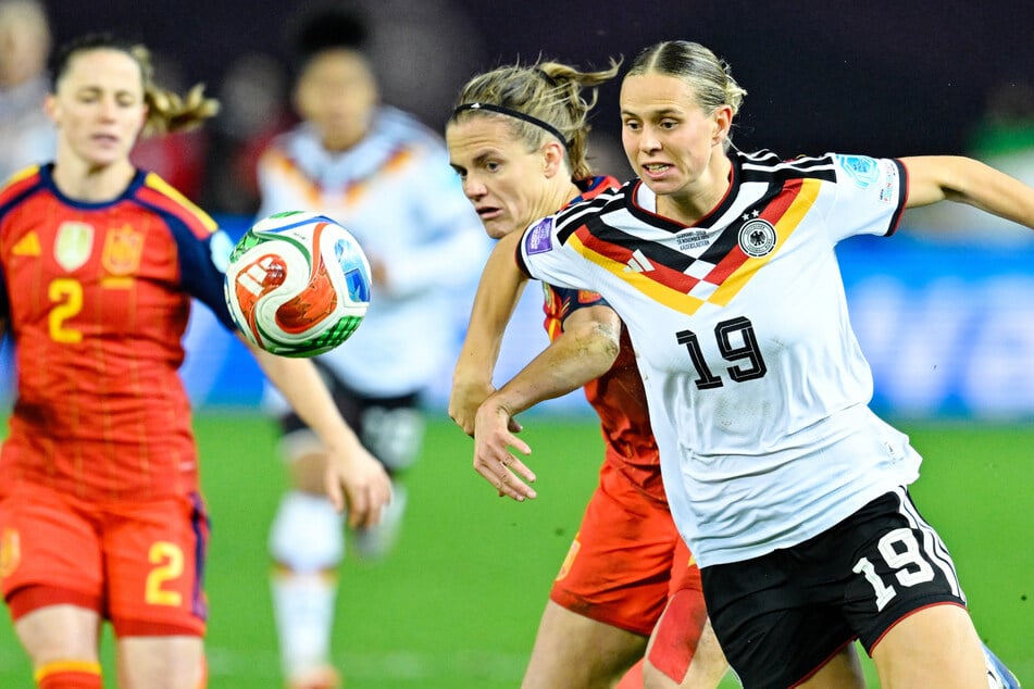 Die deutsche Offensiv-Spielerin Clara Bühl (rechts) hatte mitsamt ihren Team-Kolleginnen das spanische Team im Griff, konnte aber daraus kein Tore-Kapital schlagen.