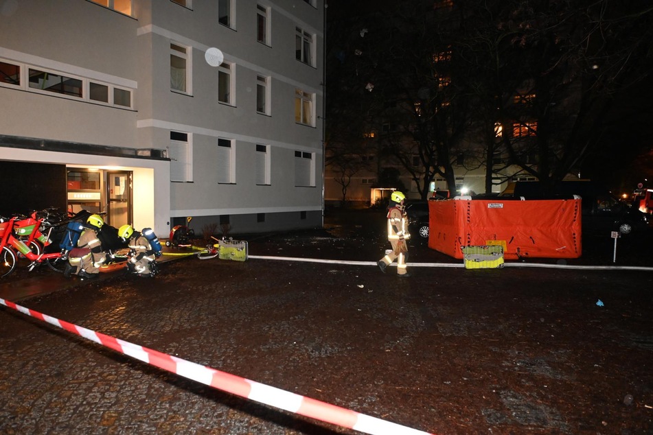 Berlin: Mann randaliert in Kreuzberger Wohnung: Erst fliegen Dinge aus dem Fenster, dann er selbst