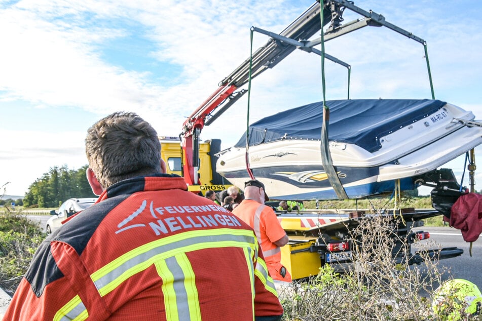 Unfall A8: Sportboot "strandet" auf der A8: Mehrere Verletzte nach Unfall