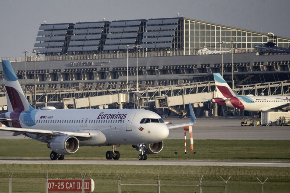 Eurowings-Flugzeuge stehen vor Terminal 1 des Flughafen Stuttgart.