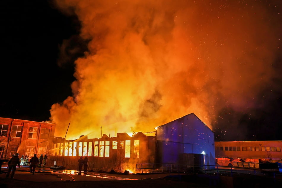 Eine Lagerhalle ging im Gewerbegebiet an der Chemnitzer Straße in Limbach in Flammen auf.