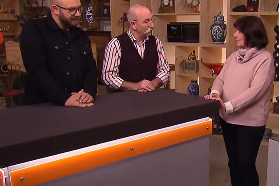 Roswita Ortolf (63) möchte bei "Bares für Rares" eine gewöhnungsbedürftige Puppe verkaufen.