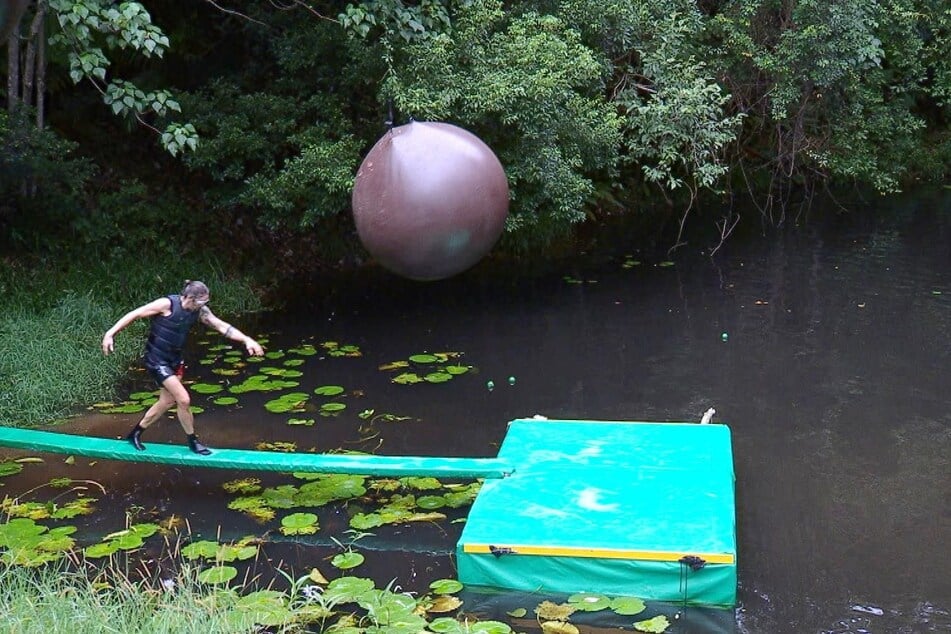 Bei der Dschungelprüfung "Schwierige Fanggelegenheit" stürzte Gil Ofarim (43) und musste danach im Krankenhaus behandelt werden.