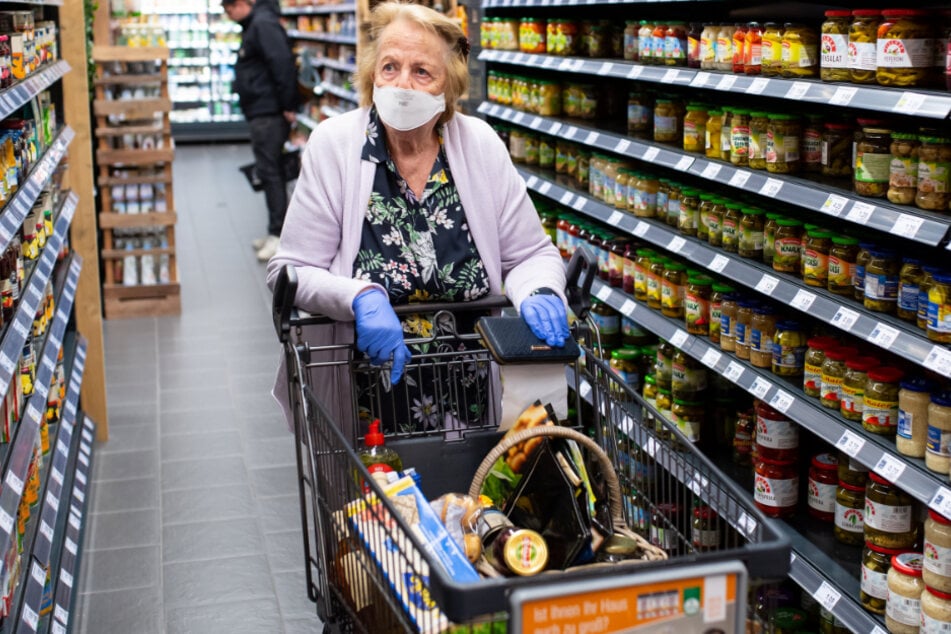 Die Maske bleibt: Beim Einkaufen muss man weiterhin den lästigen Nase-Mundschutz tragen.