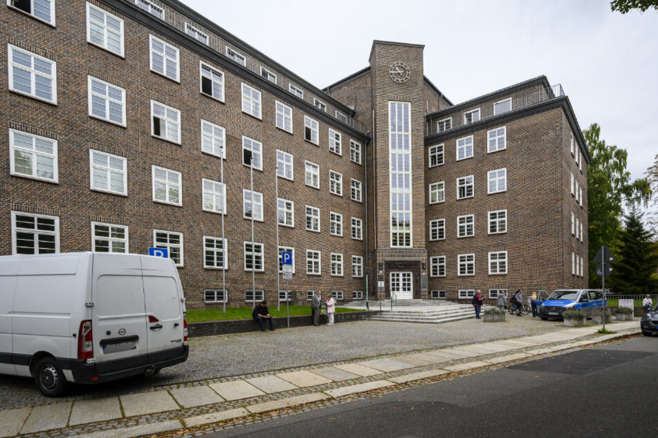 Falk Z. soll seine Frau mehrfach sexuell missbraucht haben, während sie schlief und bewusstlos war. Am Freitag startete der Prozess am Landgericht Chemnitz.