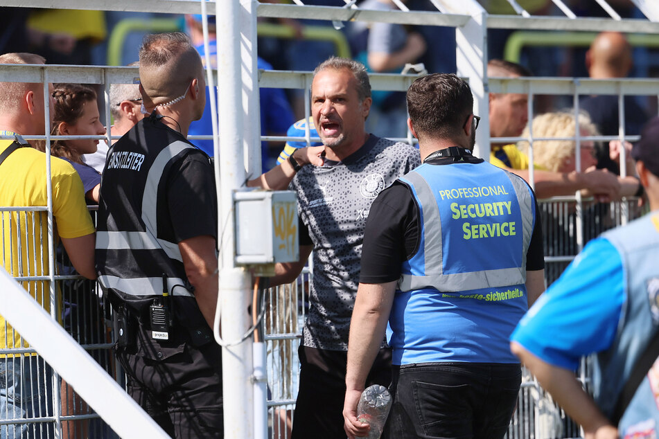 Nach der 0:1-Pleite gegen den Greifswalder FC soll Lok-Leipzig-Coach Almedin Civa (51) von den eigenen Fans beleidigt worden sein.
