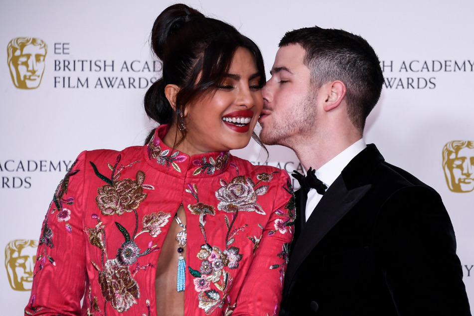 Nick Jonas (28) küsst seine Frau Priyanka Chopra Jonas (38) bei der BAFTA-Filmpreisverleihung 2021.