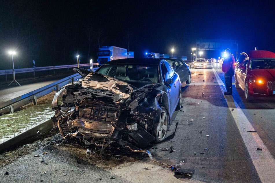 Ein liegengebliebener Seat wurde auf der A6 von einem Audi erfasst. Eine Frau kam ums Leben, drei weitere Personen wurden verletzt in Kliniken gebracht.
