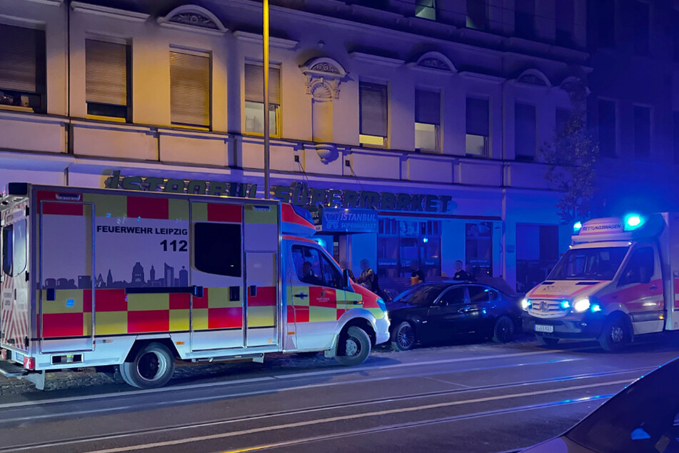 In der Nacht zu Samstag waren Polizei und Rettungswagen auf und an der Leipziger Eisenbahnstraße im Einsatz.