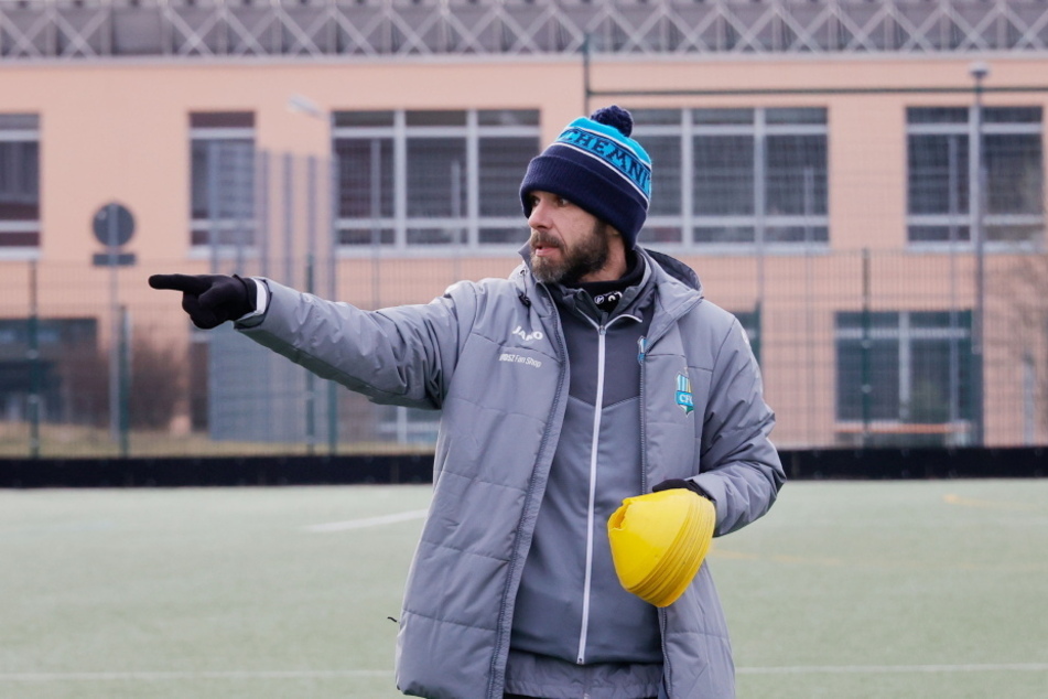 Trotz der anhaltenden Kälte muss CFC-Trainer Christian Tiffert (40) seine Profis auf Betriebstemperatur halten.