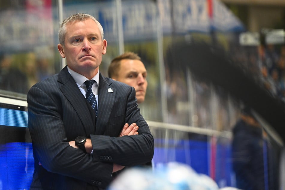 Eislöwen-Trainer Niklas Sundblad (51) konnte mit dem Spiel seiner Mannschaft gegen Weiden nur bedingt, dafür aber mit dem Ergebnis zufrieden sein.