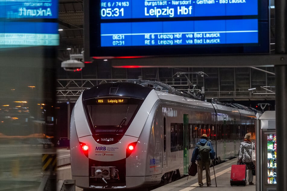 Der Fahrgastverband Pro Bahn beklagt, dass auch die Anzeigen an den Gleisen mitunter falsche Informationen verbreiten.
