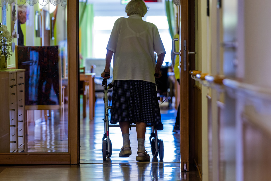 Für Menschen, die in der Pflege alter Menschen arbeiten, steigt der Mindestlohn.