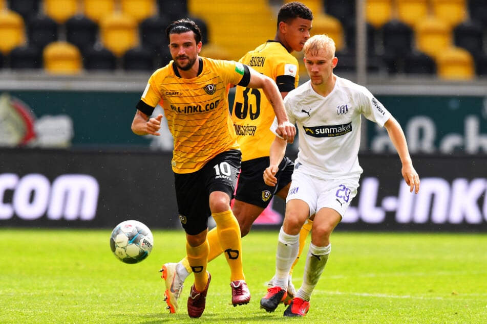 Marco Terrazzino (l.) traf für Dynamo Dresden auch am letzten Spieltag der vergangenen Saison gegen Osnabrück. Hier behauptet er sich gegen VfL-Mittelfeldkämpfer Bryan Henning (r.).