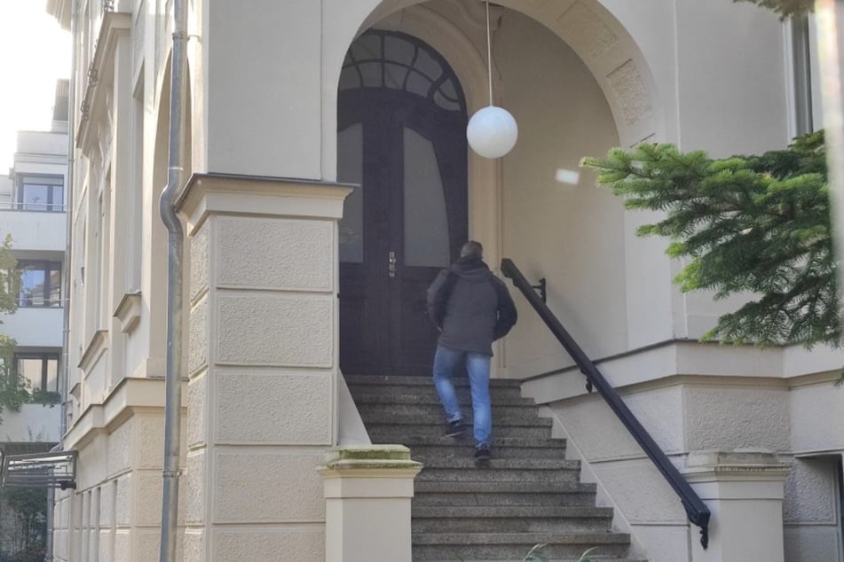 Ein Polizeibeamter betritt die Villa in Gohlis, die gemeinsam von Müller und ihrem Partner genutzt wird.