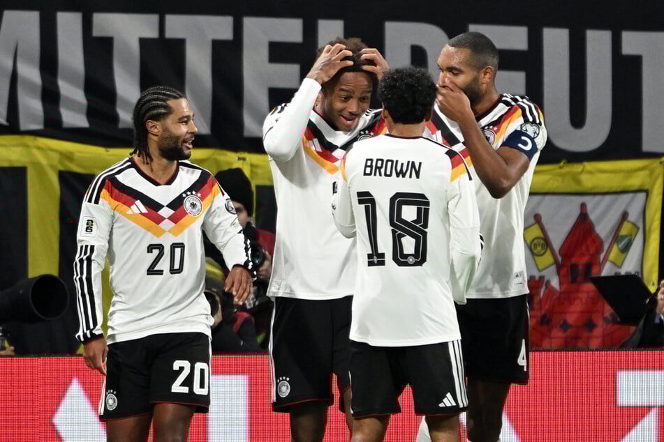 Lässt sich für seinen Treffer gegen die Slowakei feiern: DFB-Profi Assan Ouedraogo (19, 2.v.l.).