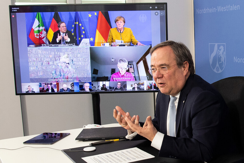 Armin Laschet (60, CDU) in der Sitzung des Corona-Expertenrates von NRW. Auch Bundeskanzlerin Merkel (66, CDU) nahm an der Runde teil.