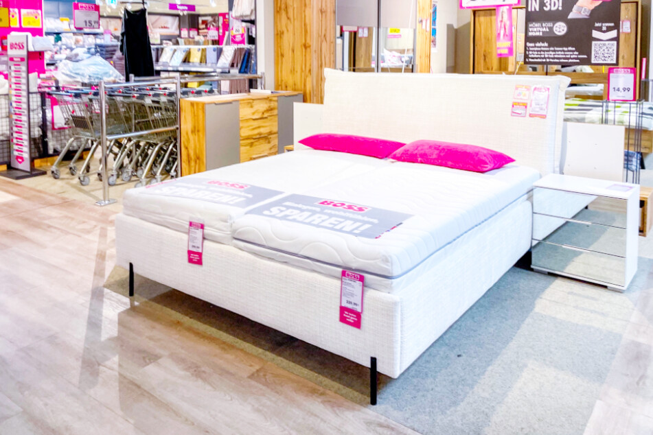 Möbel Boss in Bremen senkt am Sonntag (5.5.) massiv die Preise, u.a. auch auf Betten, Schränke und Co.