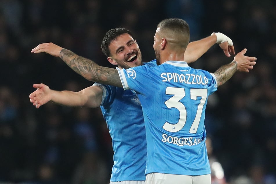 So glücklich hat man Eljif Elmas (26, l.) bei RB Leipzig nie gesehen. Bei der SSC Neapel blüht der Nordmazedonier wieder richtig auf.